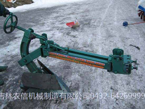 1LSW-135型水(shui)旱田兩用(yòng)犁